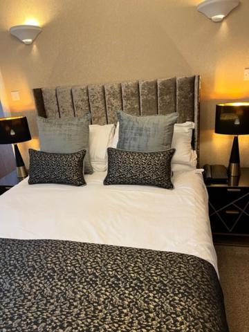 The Masons Arms Hotel Bridgend  Bagian luar foto