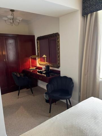 The Masons Arms Hotel Bridgend  Bagian luar foto